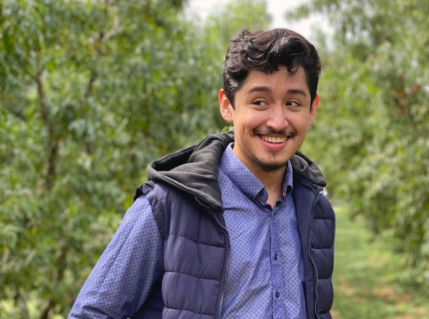 Matthew Cabrera ’23 on an apple picking trip to Indian Creek Farm.