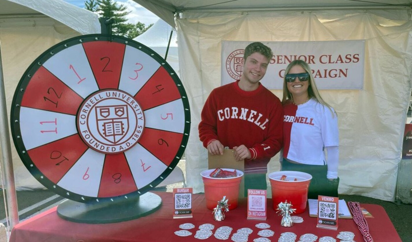Senior Class Campaign co-chairs Daniel Morgan and Lauren Pappas staffing the SCC table during Homecoming 2022
