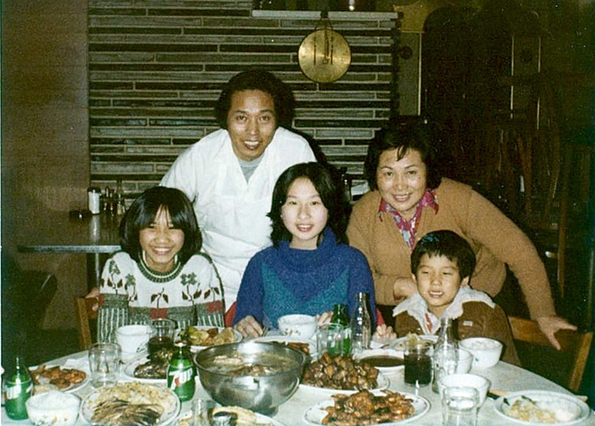 Yahlin with her younger sister when they first arrived in the US, together with Yahlin’s brother, father, and auntie (her father’s elder sister) in his restaurant in Williamsport, Pennsylvania.